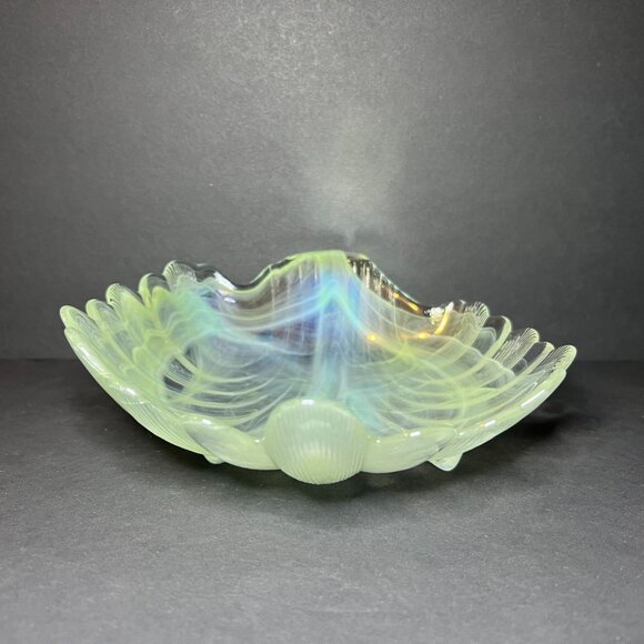 Vintage Green Swirl Opalescent Art Glass Scalloped Edge Clam Shell Shaped Bowl - Picture 7 of 10